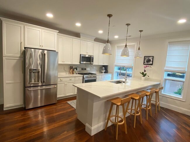 Building Photo - 87 Medford St