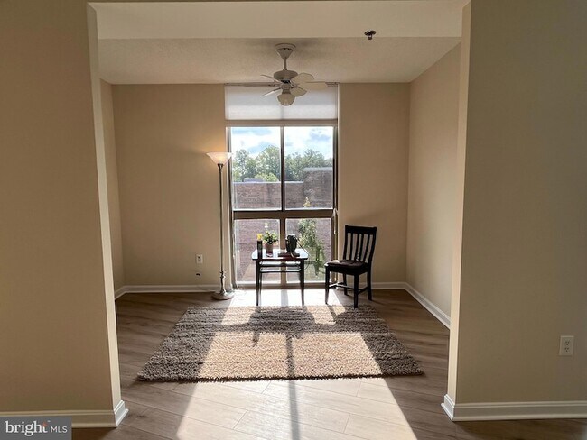 Building Photo - 15100 Interlachen Dr