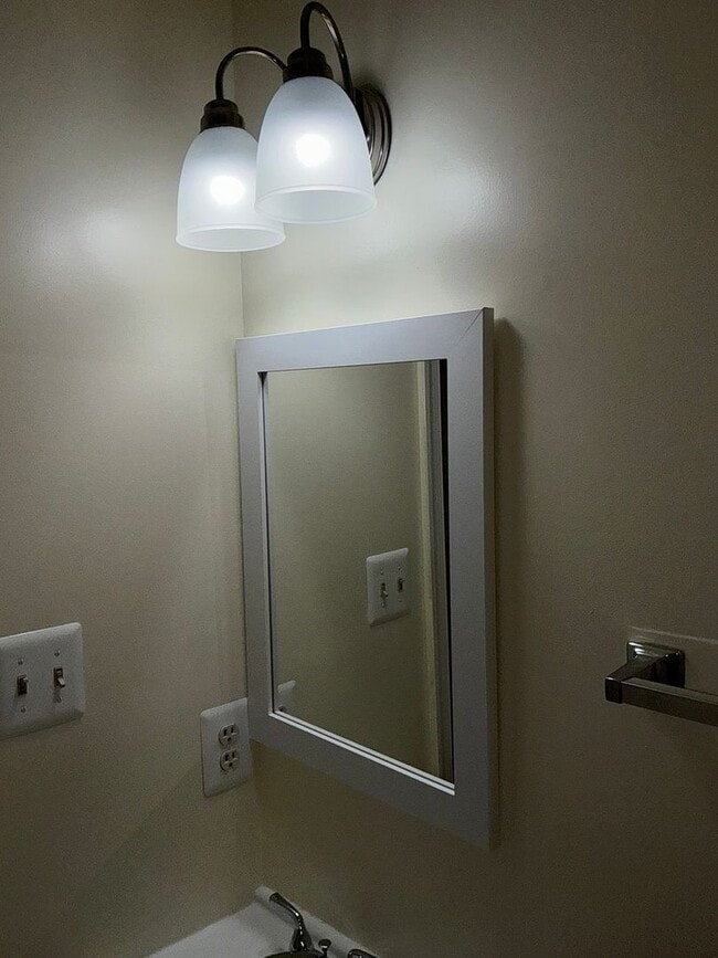 Building Photo - Very well maintained 3 bedroom 2 full 1 half bath town home located in the desired Stonebridge Co...