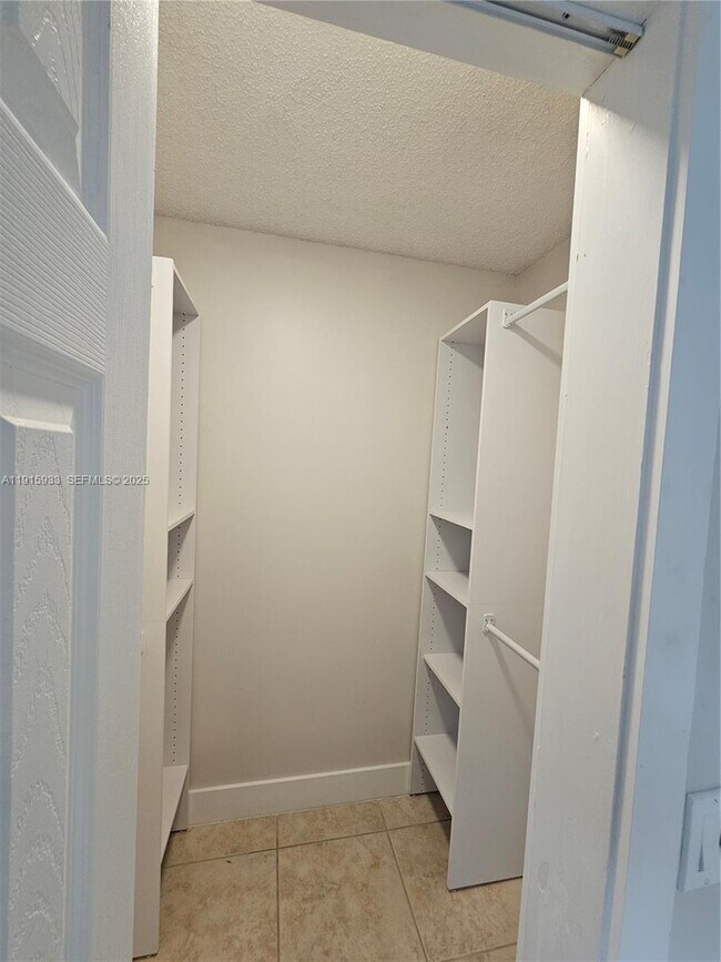 Building Photo - 2509 Hayes St