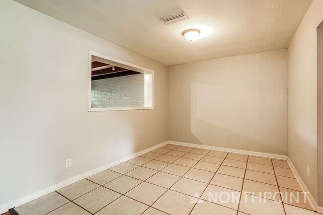 Building Photo - 3 BR/2BA | Newly Renovated Single Family Home |  Front and back yard| Double-long driveways!