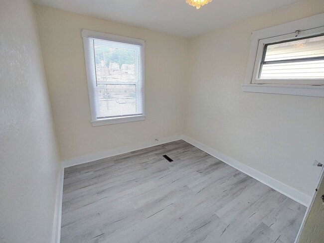 Building Photo - *Spacious & Updated 3BD/1BA Single-Family Home Available in Brookline*