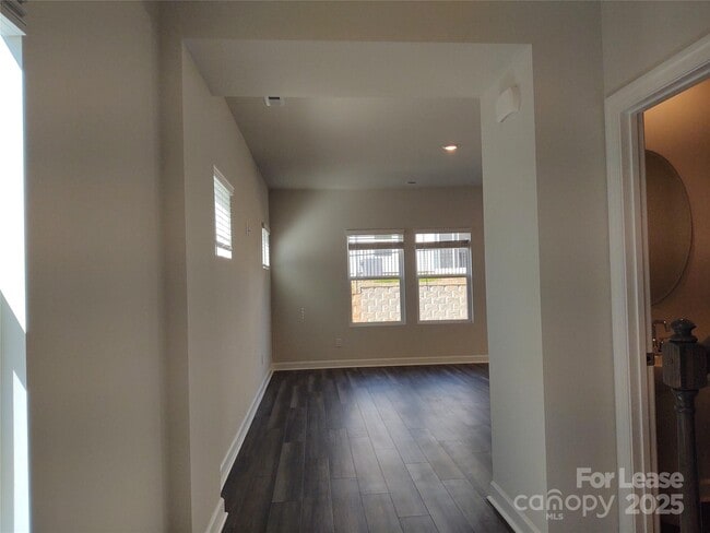 Building Photo - 326 Hyssop Ct
