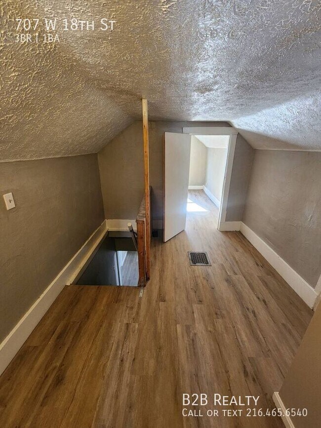 Building Photo - 707 W 18th St