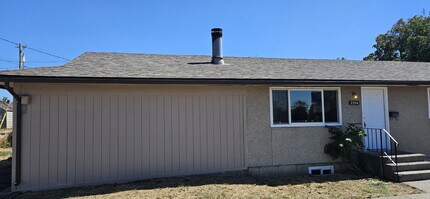 Building Photo - "Charming 3-Bed Duplex with Cozy Fireplace...