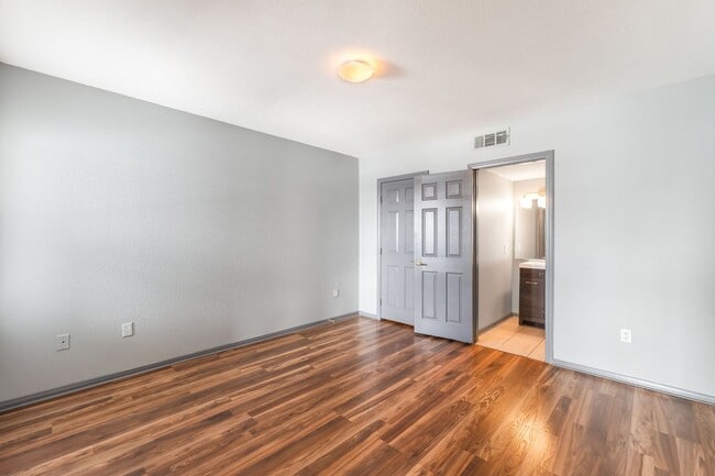 Building Photo - Beautifully Remodeled 2 bedroom Condo!