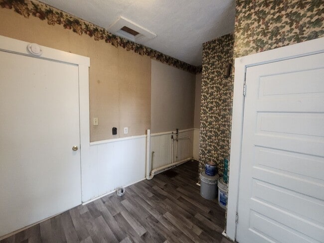 Building Photo - 2 Bedroom Home