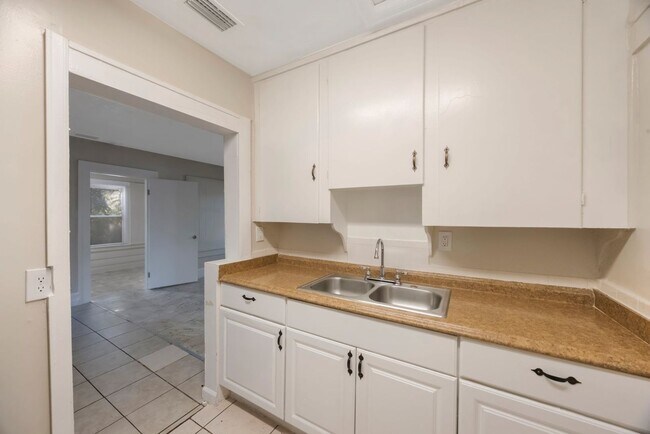 Building Photo - 2242 23rd Ave S