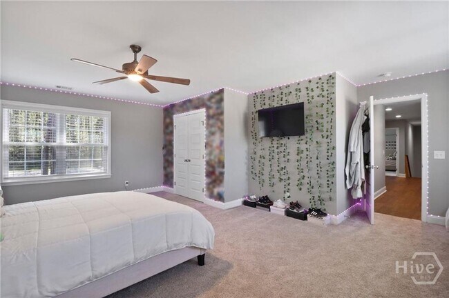 Building Photo - Perfect blend of luxury and comfort