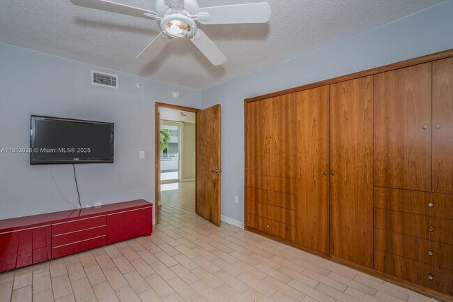 Building Photo - 7800 Collins Ave