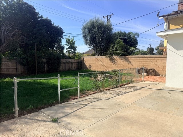 Building Photo - 846 E Almond Dr