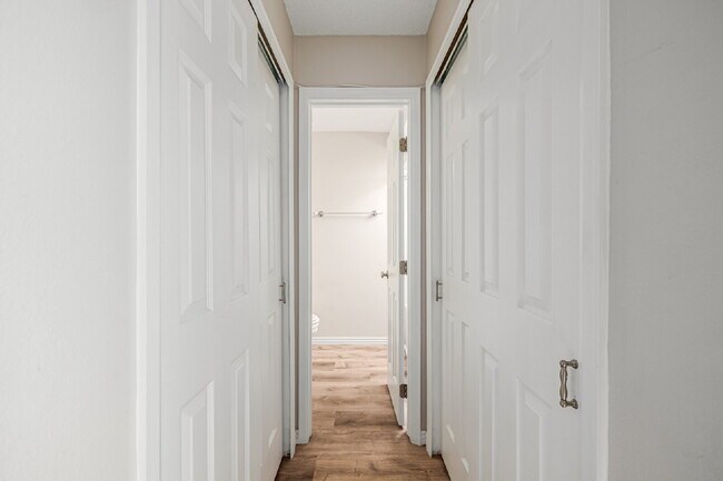 Building Photo - "Cozy 1-Bedroom Condo Retreat in Prime Tho...