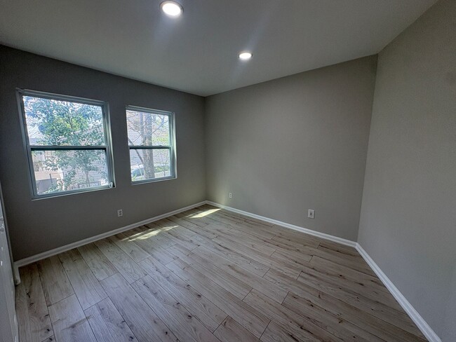 Building Photo - Brand New Renovated 2/1 Available Now!