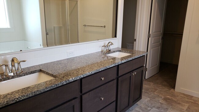 Building Photo - Like New Meridian Home!