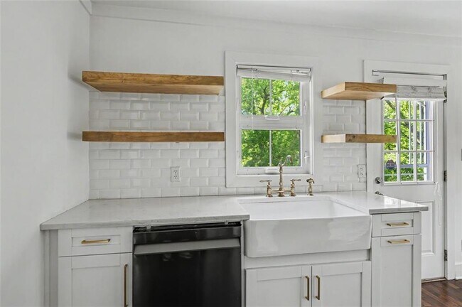 Building Photo - 2352 2nd Ave