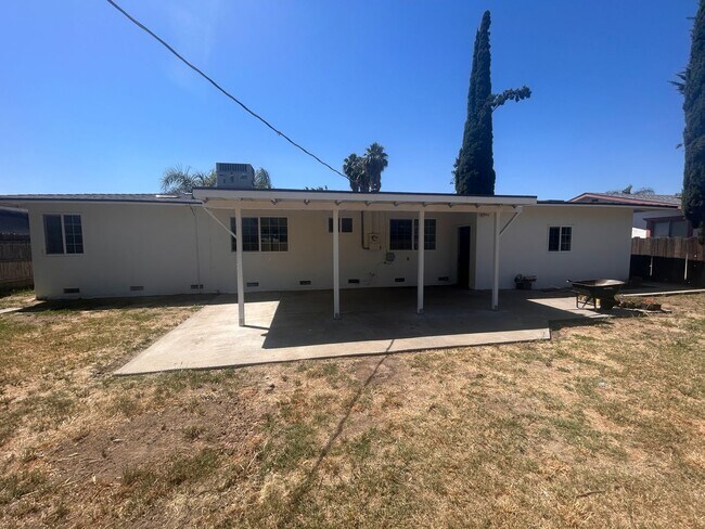 Building Photo - Move in Ready in  Hanford 3 bedroom, 1 bath with large yard!