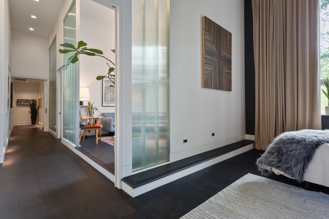 Building Photo - 1019 N Wolcott Ave