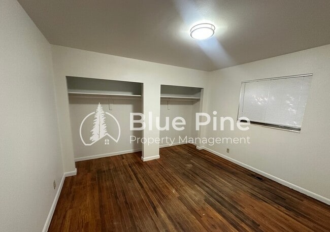 Building Photo - 360 S Ridge Ave