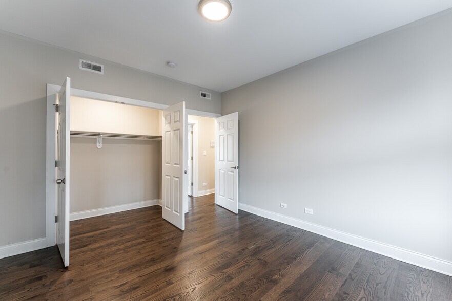 Building Photo - 2238 N Sawyer Ave