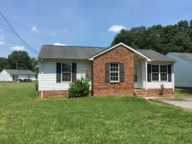 Primary Photo - 1046 Henderson St