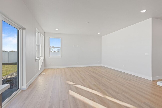 Building Photo - LEASE TAKE OVER PLEASE CALL TENANTS BRITTNEY 480-868-7733 OR Gunner Norton 480-450-0666 -FOR THIS...