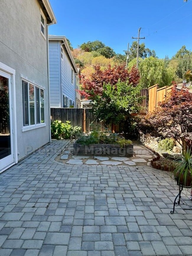 Building Photo - Charming 3 Bed, 2.5 Bath, 1,600 Sqft Marti...
