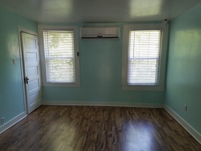 Living room - 104 N Olive St