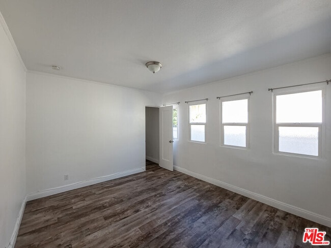 Building Photo - 723 W Doran St