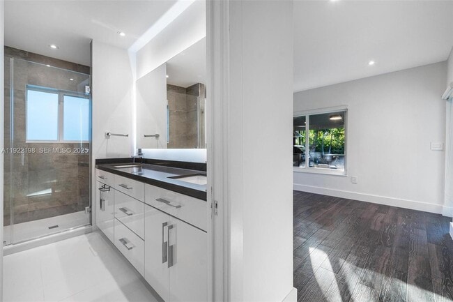 Building Photo - 10618 NE 11th Ct