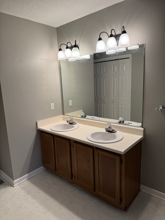 Building Photo - 4712 Worthington Ln