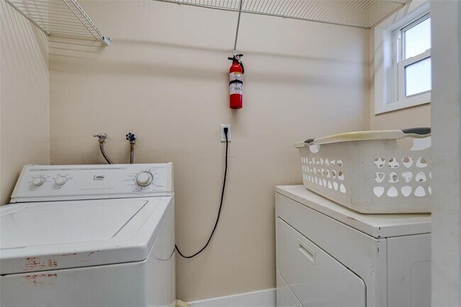 Building Photo - 553 72nd Ave