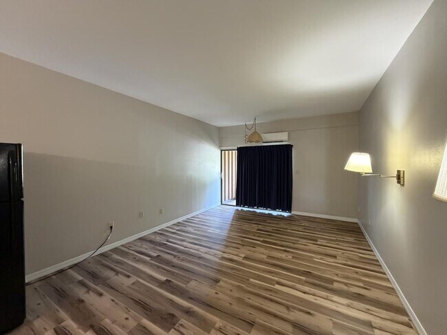 Building Photo - 2180 Country Club Dr