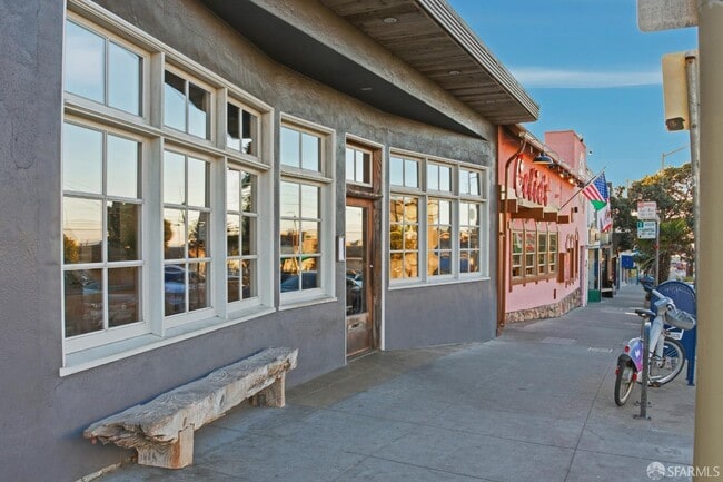 Building Photo - 3945 Judah St