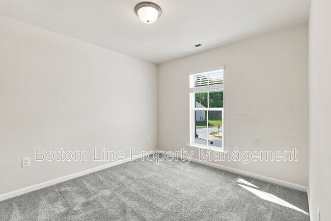 Building Photo - 460 Glen Clova Dr