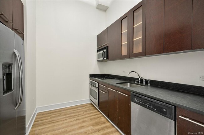 Building Photo - 25 Leroy Pl