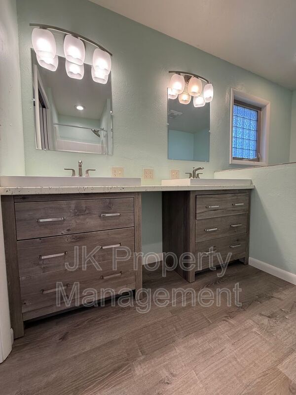 Building Photo - 105 Riverview Dr W