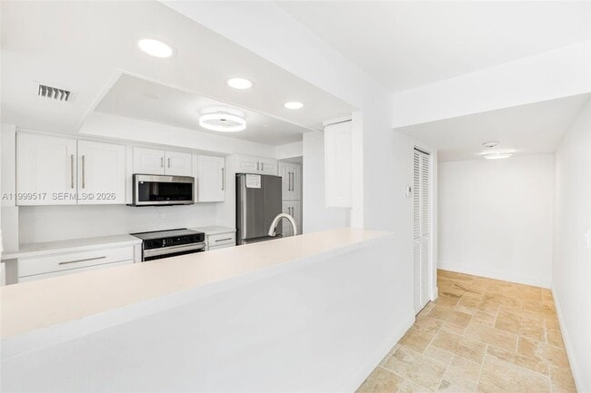 Building Photo - 1420 Brickell Bay Dr