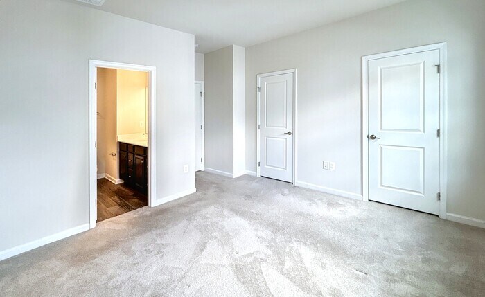 Building Photo - 502 River Crest Way