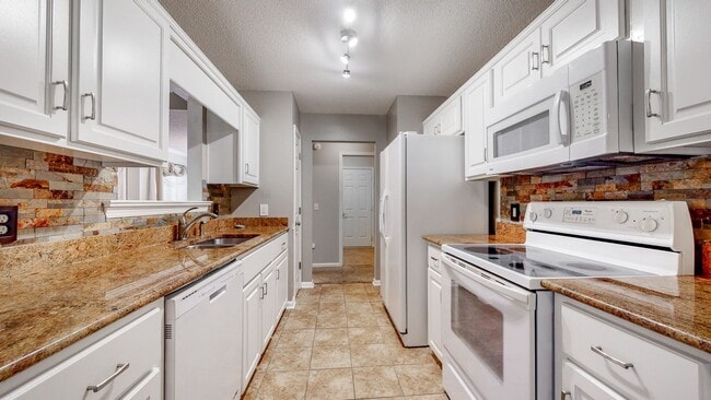 Building Photo - 4 Bedrooms, 2 Bathrooms in the Heart of Ri...