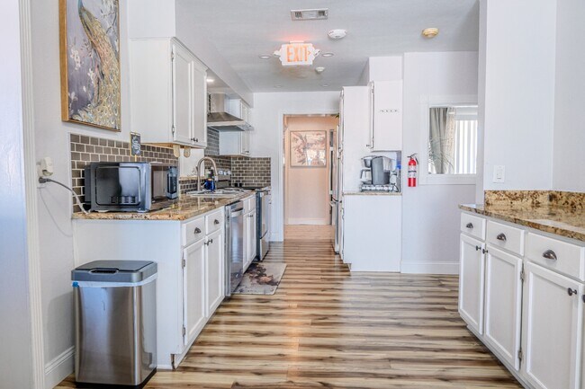 Building Photo - 1875 Williams Manor Ave