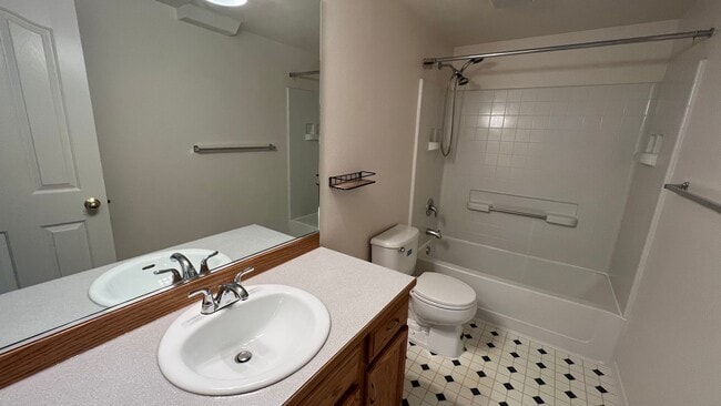 Building Photo - (3) Bedroom, (2) Bathroom Townhouse in Ind...