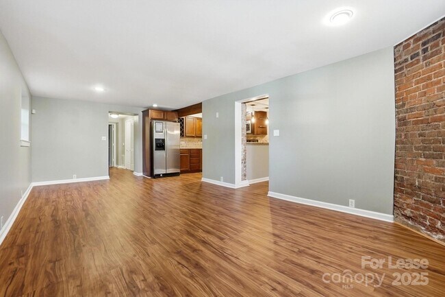 Building Photo - 229 N Poplar St