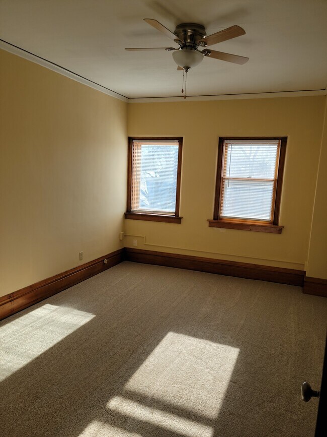 1st Bedroom with walk in closet - 100 Oxford St N