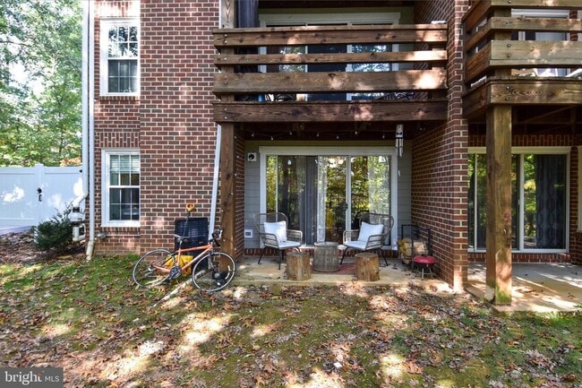 Building Photo - Experience the vibrant lifestyle and natural beauty that make Reston such a sought after place to...