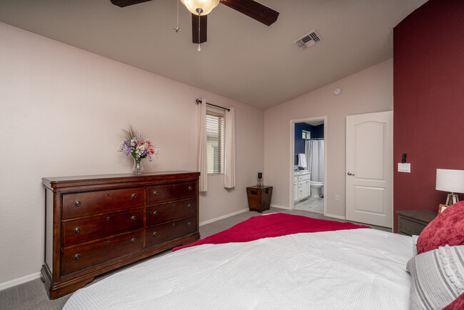 Building Photo - 2550 E Deer Valley Dr