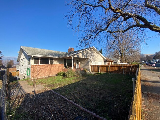 Building Photo - Charming 3-Bedroom Home with Family Room, ...