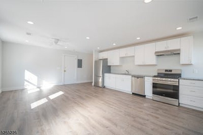 Building Photo - 726 Bloomfield Ave