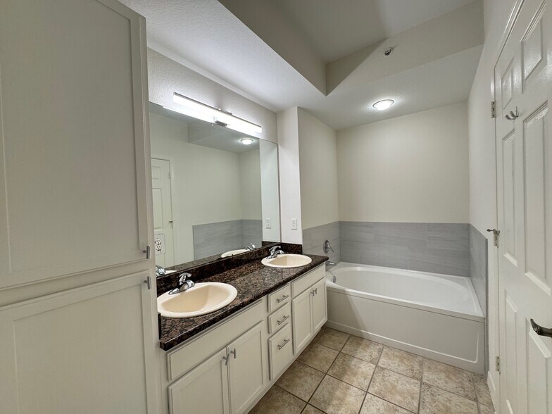 Building Photo - 7925 Preserve Cir