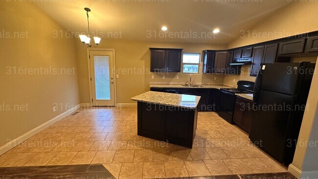 Building Photo - $1,850 - 4 bedroom / 3 bathrooms - Beautiful and Large Home!
