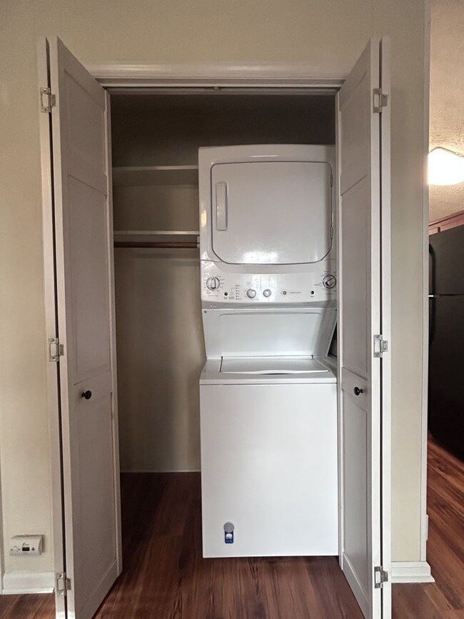 Building Photo - Cute Garage Apt and Cozy Living with a Front-Deck View